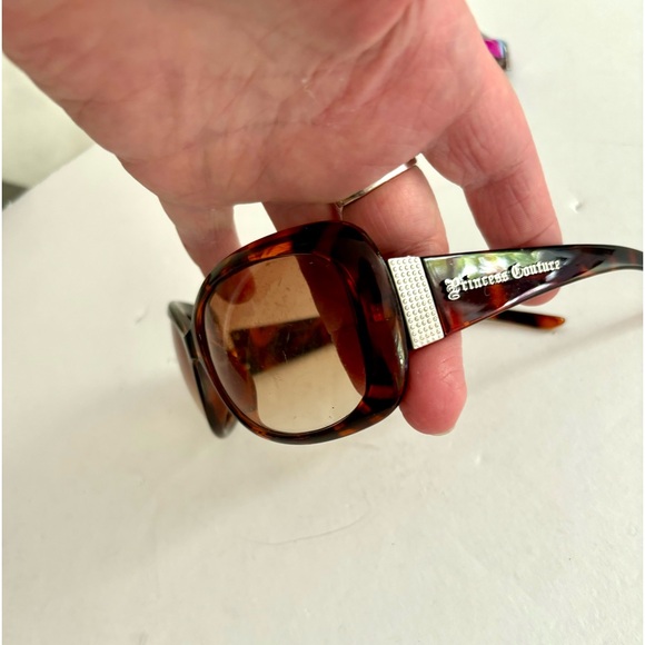 Bundle of two sunglasses - Picture 2 of 10